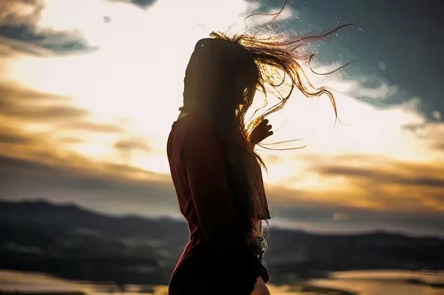 Elegancka kobieta przygotowująca się do spotkania