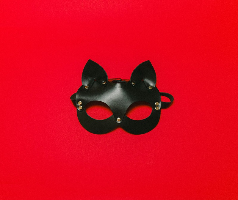 Czarna maska na czerwonym tle